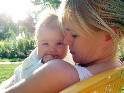 W słoneczne dni należy pamiętać o odpowiednim zabezpieczeniu delikatnej skóry dziecka (fot. foter.com)