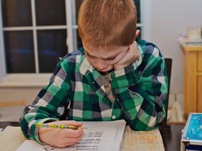 Warto jak najwcześniej zdiagnozować co jest powodem problemów naszego dziecka w szkole (fot. foter.com)