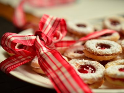 Ciasteczkowe witrażyki wykonane własnoręcznie to unikatowy prezent dla babci i dziadka (fot. pixabay)