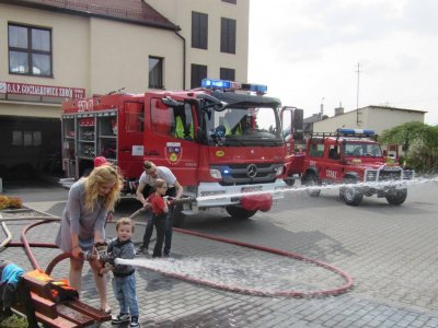 Maluchom spodoba się prezentacja sprzętu strażaków  (fot. archiwum zdjęć FB OSP Goczałkowice Zdrój)