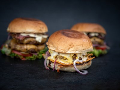 Wśród serwowanych dań znajdą się burgery (fot. archiwum zdjęć FB Food Truck Street Event)