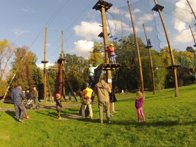Park linowy to rozrywka dla osób lubiących mocne wrażenia (fot. materiały Śląskiego Parku Linowego)