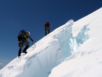 Jeżeli chemy bezpiecznie wędrować zimą po górach musimy pamiętać o kilku podstawowych zasadach (fot. foter.com)