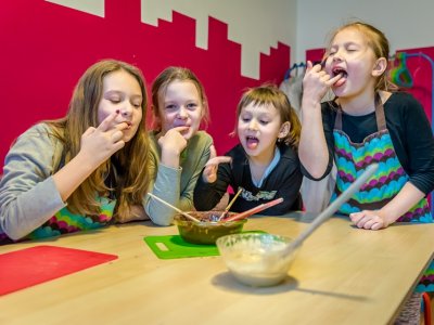 Na półkoloniach w Fundacji Edukacyjnej Kombinatory dzieci pobawią się w szefów kuchni (fot. mat. organizatora)