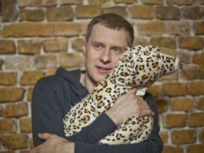 Krzysztof Respondek wspiera akcję na rzecz dzieci zorganizowaną przez IKEA i UNICEF - napisał bajkę w której głównym bohaterem jest  pantera o imieniu Gapcio (fot. materiały IKEA)
