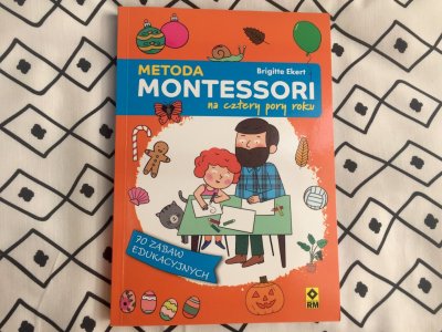 „Metoda Montessori na cztery pory roku„ to książka idealna dla wszystkich rodziców szukających ciekawych i rozwijających zabaw dla dzieci (FOT. Ewelina Zielińska/SilesiaDzieci.pl)