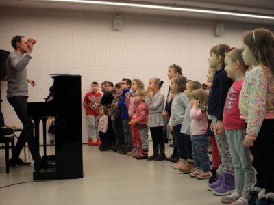 Warsztaty to świetna okazja, by zapoznać najmłodszych z przeróżnymi instrumentami muzycznymi (fot. mat. organizatora)