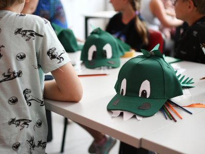 W trakcie warsztatów uczestnicy zaprojektują i wykonają czapeczki dinozaurów (fot. mat. Muzeum Górnośląskie)