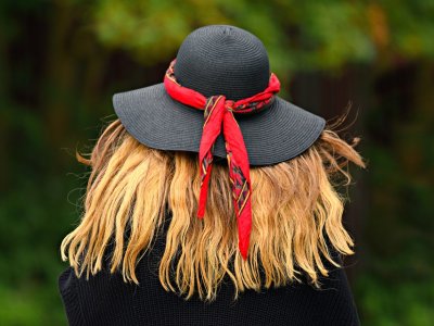 Słomkowe kapelusze i letnie koszulki będzie można zaprojektować i wykonać na warsztatach w Auchan (fot. pixabay)