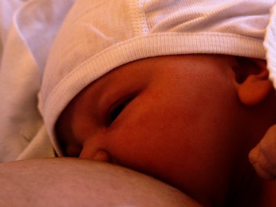 Karmienie piersią jest najbardziej naturalnym, niosącym ze sobą duże korzyści, sposobem żywienia niemowląt (fot. foter.com)