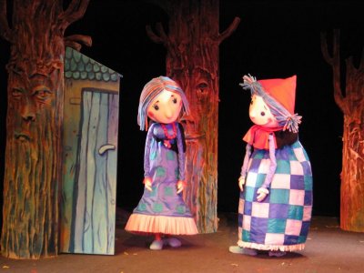 Współczesna wersja "Czerwonego Kapturka" to propozycja Teatru Dzieci Zagłębia w Będzinie (fot. mat. Teatru Dzieci Zagłębia)