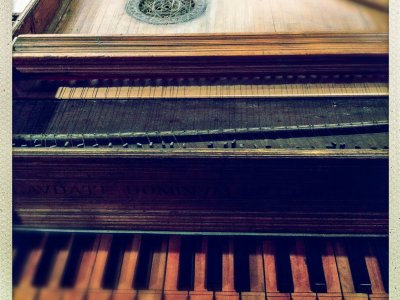 Klawesyn był znany w Europie od XV wieku - to instrument strunowy szarpany, wyposażony w klawiaturę, zaliczany do rodziny cytr (fot. foter.com)