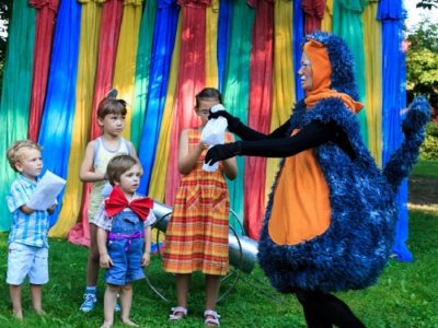 Niedzielny cykl przedstawień rozpocznie kolorowy i interaktywny spektakl „Koty Trzy” (fot. mat. Teatr Gry i Ludzie)