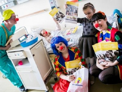 Książeczki małym pacjentom wręczli wolontariusze fundacji Dr Clown (fot. mat. prasowe)