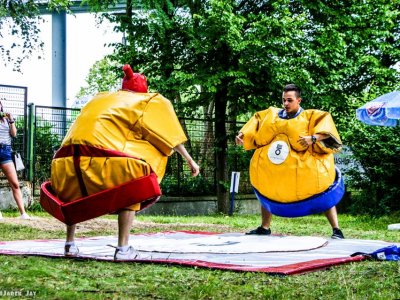 Podczas organizowanego na terenie Lato w Kato Dnia Dziecka będzie można korzystać m.in. z pompowanych strojów sumo (fot. mat. organizatora)
