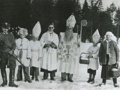 Grupa „białych mikołajów” (biskup, ksiądz, żoczkowie itd.) z 1937 roku( fot. ze zbiorów MGB)