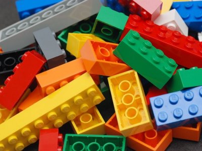 Klocki Lego zebrane w bibliotekach posłużą dzieciom uczestniczącym w warsztatach (fot. foter.com)