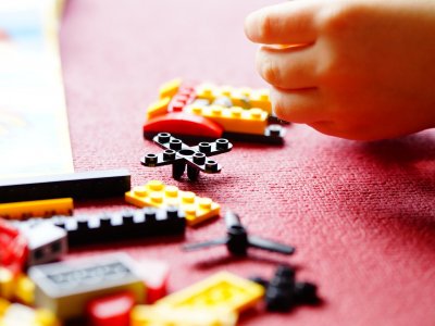 Na zajęciach w BeCeKu dzieci m.in. zaprojektują, zbudują i zaprogramują roboty z klocków LEGO (fot. pixabay)
