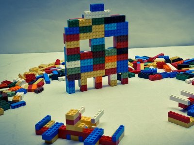 W Ośrodku Kultury w Będzinie oraz w jego filii w Grodźcu będą się odbywać ciekawe warsztaty, m.in. z klockami LEGO w roli głównej (fot. foter.com)