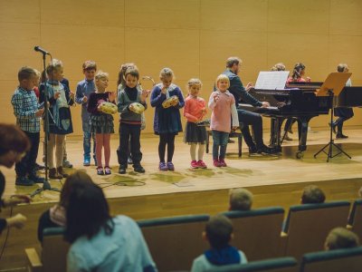 Wakacyjne spotkania z muzyką w Filharmonii to niezwykła okazja do zapoznania dziecka z tym wyjątkowym miejscem (fot. mat. organizatora)