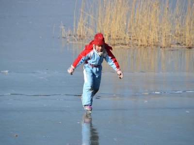 Dzieci często wykorzystują zamarznięte zbiorniki wodne do jazdy na łyżwach. To bardzo niebezpieczne (fot. foter.com)