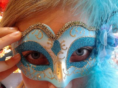 Kolorowe maski to niezbędne uzupełnienie strojów w czasie karnawału (fot. mat. organizatora) 