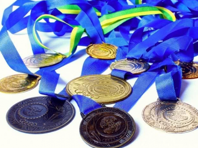 Na wakacyjnych zajęciach z Muzeum Górnośląskim dzieci wykonają medale (fot. foter.com)