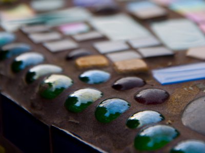 Układanie mozaiki rozbudza wyobraźnię i rozwija zdolności manualne (fot. foter.com)