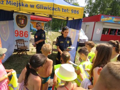 Jak bezpiecznie wypoczywać nad wodą dowiedzą się dzieci na terenie ośrodka "Czechowice" w Gliwicach (fot. Straż Miejska Gliwice)
