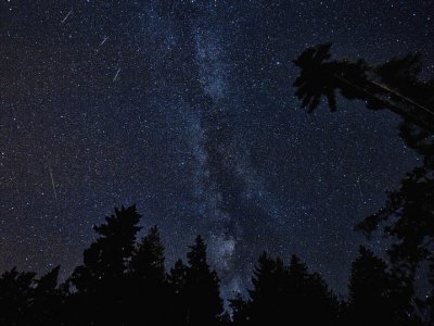 Im ciemniejsze miejsce, tym lepsza widoczność meteorów (fot. mat. pixabay)