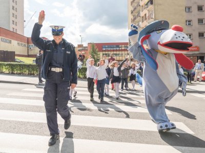 Chorzowskie pierwszaki otrzymają odblaski na spotkaniach z policjantami i Sznupkiem (fot. mat. organizatora)