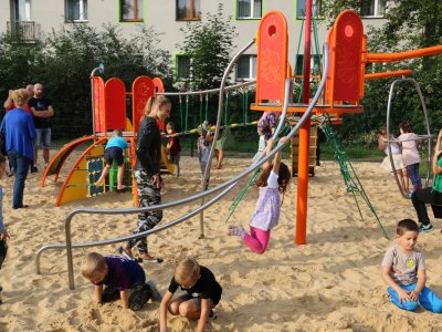 Nowy plac zabaw od razu przyciągnął dzieci z okolicy (fot. mat. prasowe)