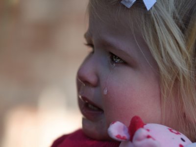 Dla dziecka napad złości też jest przykrym i niezrozumiałym przeżyciem (fot. foter.com)