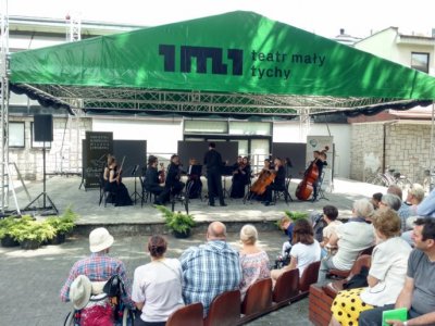 Na cykl wakacyjnych spotkań z różnymi gatunkami muzyki zaprasza Teatr Mały (fot. mat. organizatora)
