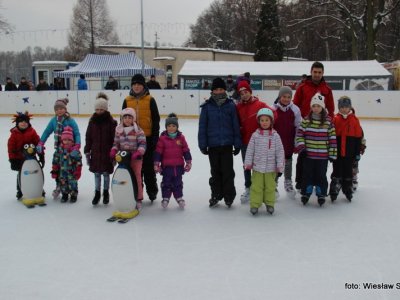 W Parku Pszczelnik dzieci mogą nauczyć się jeździć na łyżwach (fot. Wiesław Stręk)