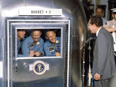 Załoga Apollo 11 rozmawiająca z prezydentem Nixonem podczas 21-dniowej kwarantanny (fot. Fb Centrum Nauki Kopernik)