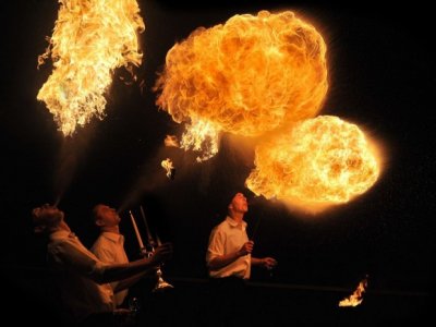 W piątek wieczorem w Rybniku będzie można zobaczyć teatr ognia pt. „Tajemnicze jezioro” (fot. Bractwo Ognia Spaleni)