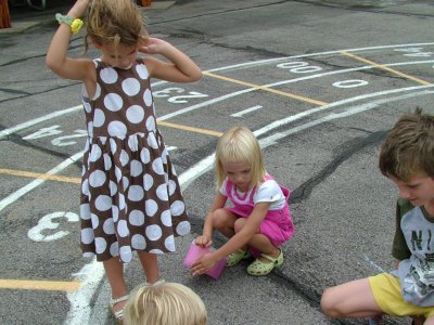 Dawniej dzieci z sąsiedztwa bawiły się razem na placu, podczas gdy ich rodzice plotkowali na ławeczkach (fot. sxc.hu)