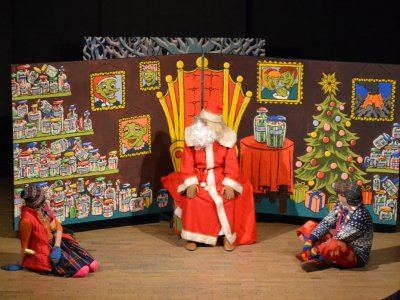 Skąd Święty Mikołaj bierze prezenty dowiedzą się widzowie Teatru Gry i Ludzie (fot. Teatr Gry i Ludzie)