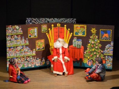 Po przedstawieniu Mikołaj będzie mógł wręczyć dzieciom prezenty (fot. mat. Teatr Gry i Ludzie)