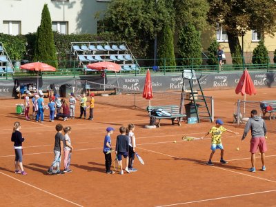 Dzieci będą mogły nauczyć się m.in gry w tenisa (fot. mat. organizatora)