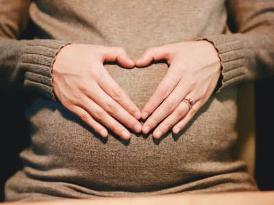 W ciąży pojawia się wiele pytań - odpowiedzi na nie znajdziecie na cyklicznych spotkaniach z położną (fot. pixabay)