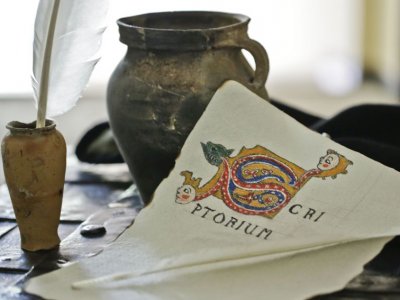 W średniowieczu dużą wagę kładziono na ręcznie zdobione pisma, księgi i listy (fot. W. Szołtys) 