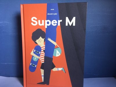Książka pt. "Super M" wydawnictwa Babaryba to świetna propozycja dla kilkulatków (fot. Ewelina Zielińska/SilesiaDzieci.pl)