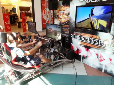W najbliższy weekend w CH Auchan w Mikołowie i Żorach będzie można spróbować swoich sił na symulatorze WRC (fot. mat. organizatora)