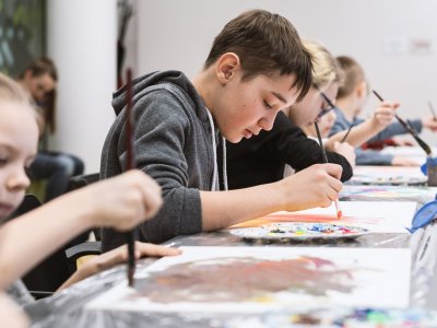  Dzieci stworzą własne prace, wykorzystują średniowieczną technikę malowania na drewnie (fot. mat. organizatora)