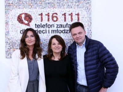 Gest Dominiki Kulczyk (po lewej) oraz zaangażowanie Szymona Hołowni uratowało telefon zaufania (fot. mat. Fundacji Dajemy Dzieciom Siłę)