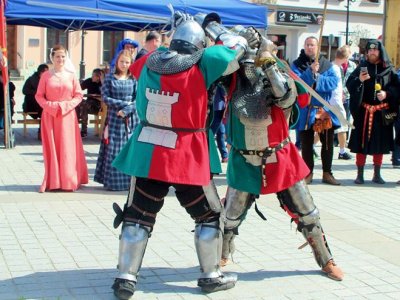 „Grunwald Południa” otworzy gala profesjonalnych walk rycerskich na rynku w Żywcu (fot. archiwum zdjęć na Fb/Chorągiew Żywiecka)