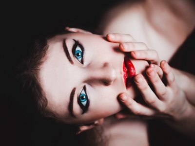 Makijaż najlepiej prezentuje się na wypoczętej, odpowiednio nawilżonej skórze (fot. pixabay)