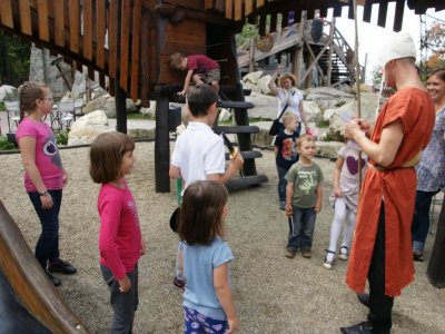 Warownia Pszczyńskich Rycerzy organizuje przeróżne zajęcia i pokazy dla dzieci (fot. materiały Warowni)